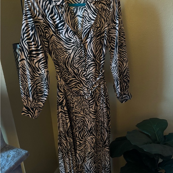 Top shop Blush Pink and Black Pleated Animal/Zebra Print Dress - Picture 4 of 6